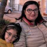 La signora Rosa insieme con la figlia Dalila di 7 anni, viene spesso a riposarsi tra le panche disposte nel giardino, all�ombra degli alti pini